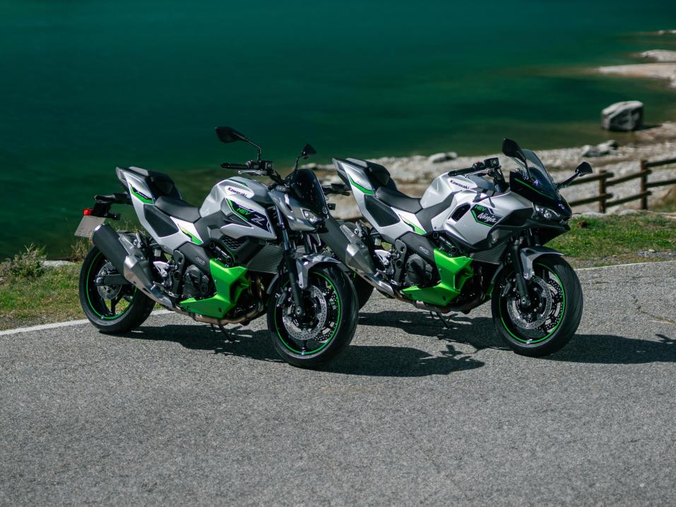 Mallivuodelle 2026 p&auml;ivitetyt Kawasakin Ninja 7 ja Z7 hybridit.