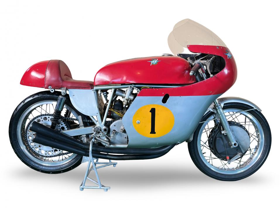 Vuoden 1965 MV Agusta 500cc Grand-Prix. Py&ouml;r&auml; on kuulunut legendaariselle John Surteesille, ja sill&auml; ovat mahdollisesti ajaneet sek&auml; Mike 'The Bike' Hailwood ja Giacomo Agostini.