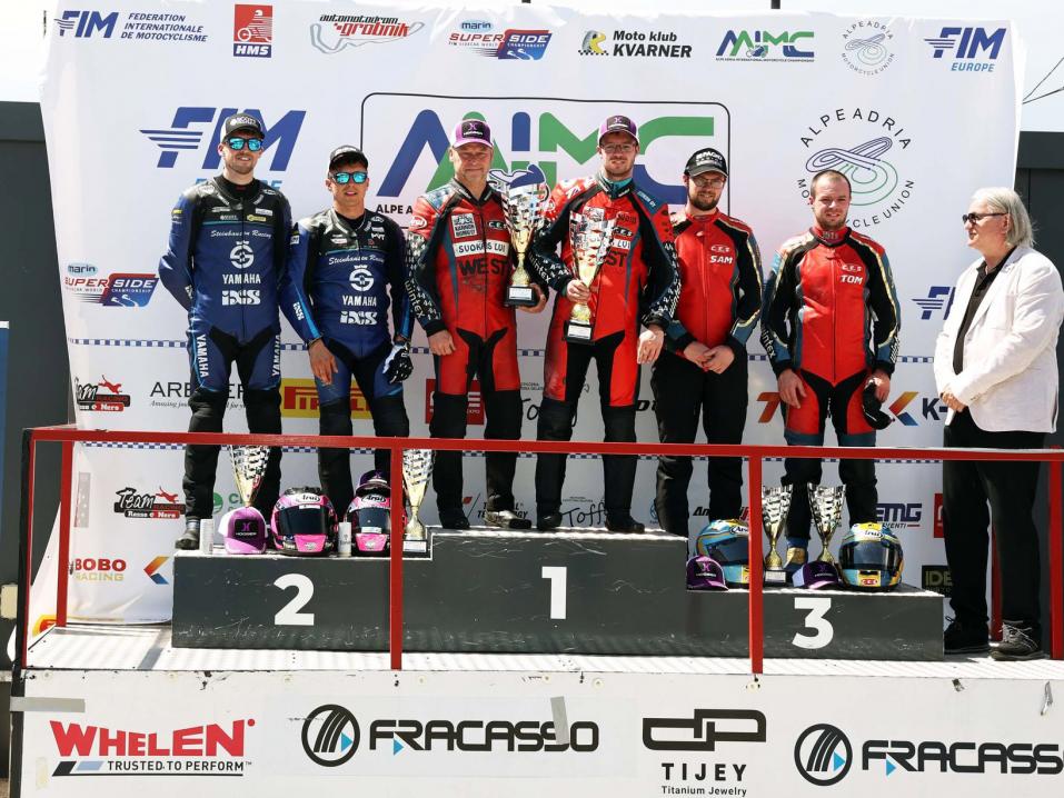 Pari Pekka P&auml;iv&auml;rinta ja Adam Christie korkeimmalla korokkeella&nbsp;Automotodrom Grobnikin kisassa Kroatiassa.