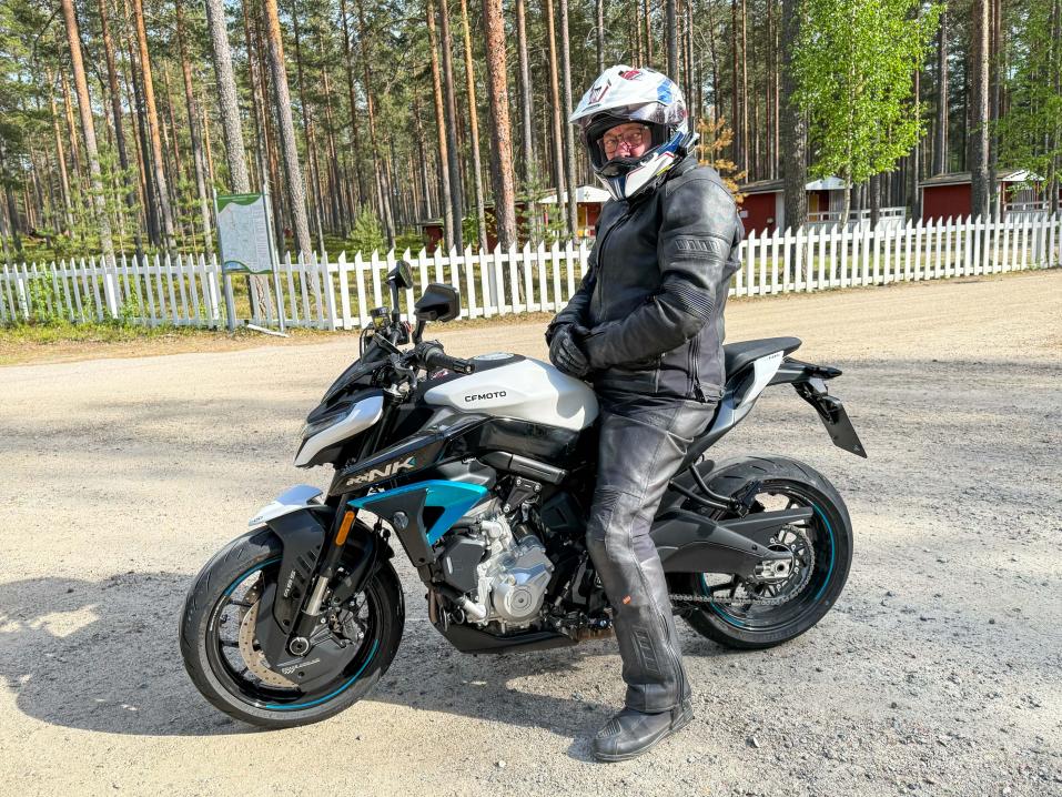 Vuoden 2026 kestotestipy&ouml;r&auml;mme CFMOTO 675NK on hyvin mielenkiintoinen keskikoon nakupy&ouml;rien edustaja. Kuva: Eija Kyll&ouml;nen.