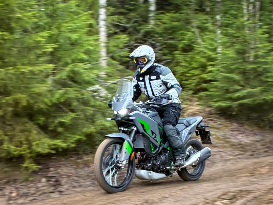 Kawasaki KLE500 SE 2026 koeajossa. Kuva Juha Harmanen.