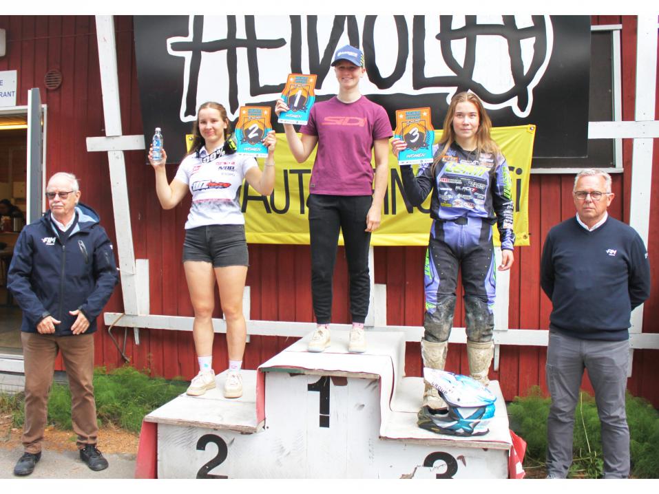 <p>EMX Women podiumilla: 1. Danee Gelissen, 2. Adrija Skudutyte ja 3. Melissa M&auml;ntyl&auml;.</p>