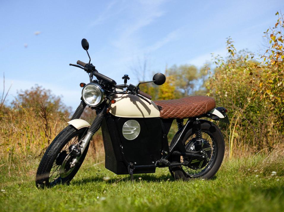 S&auml;hk&ouml;isell&auml; voimalinjalla varustettu Beachman Bikesin 1974 Honda CB500. Py&ouml;r&auml;n siluetti on pysynyt ennallaan.