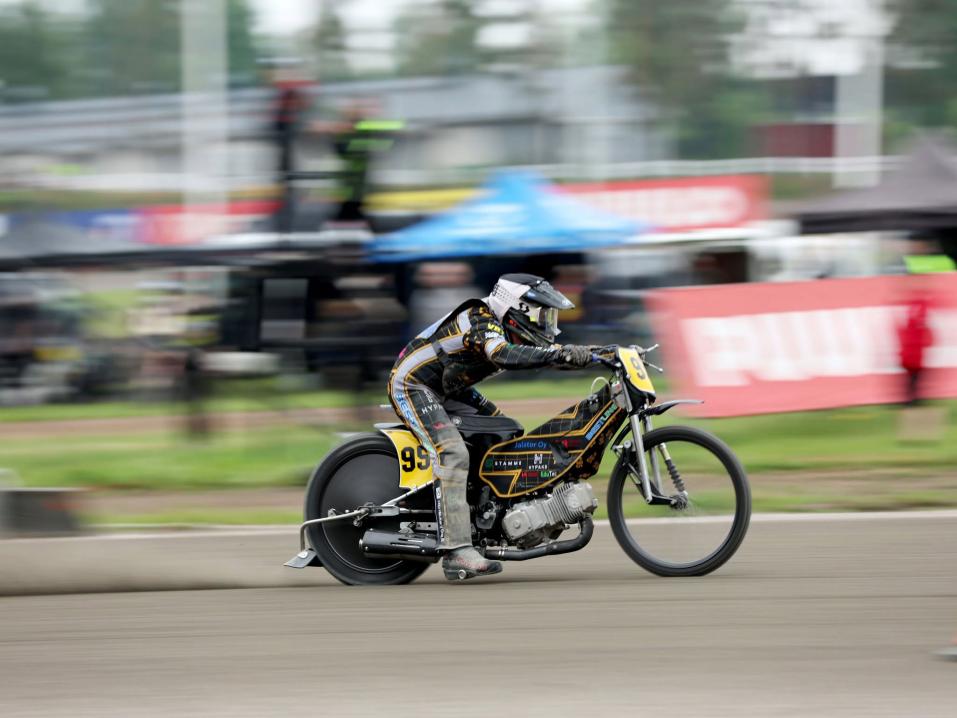 Jesse Mustonen ulkoiluttaa pitk&auml;&auml; leidi&auml;. Kuva Timo Eronen.