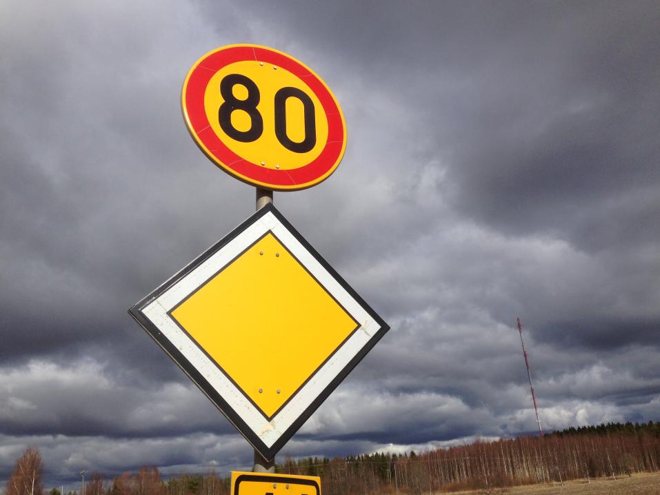 Kuvituskuva: 80 km/h nopeusrajoitus.