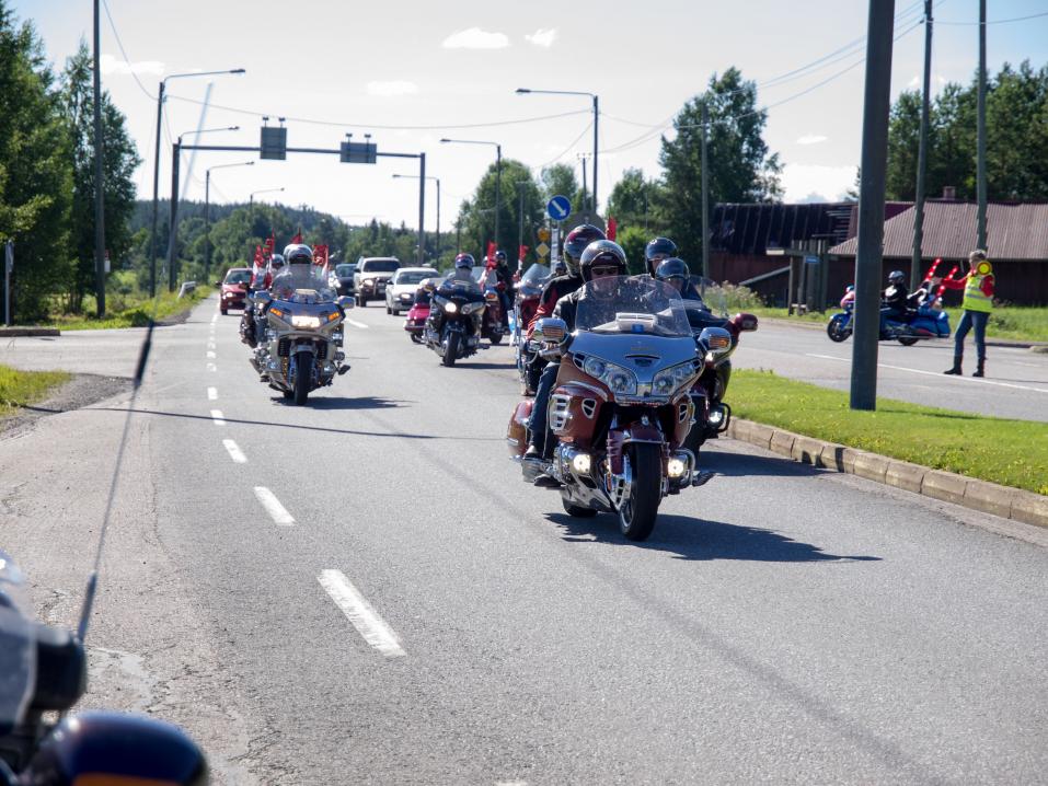 Kuva parin vuoden takaisesta Gold Wing -kokoontumisesta. Lauantain paraati suuntautui Kuortaneen keskustan kautta Lapualle.