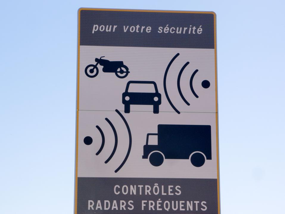 Nopeusvalvontakameroista varoittava liikennemerkki Ranskassa. Nopeusvalvontakameroilla varustettuja siviiliautoja taas ei erota liikenteessä mistään.