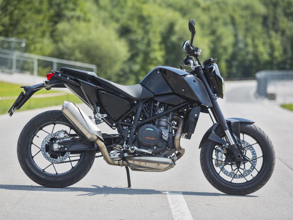 KTM 690 Duke vuosimallia 2016.