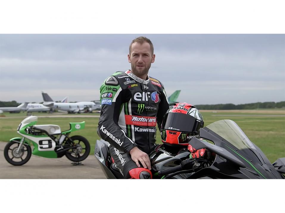 Tom Sykes ja vuosimallien 1974 ja 2015 Kawasaki H2R Ninjat.