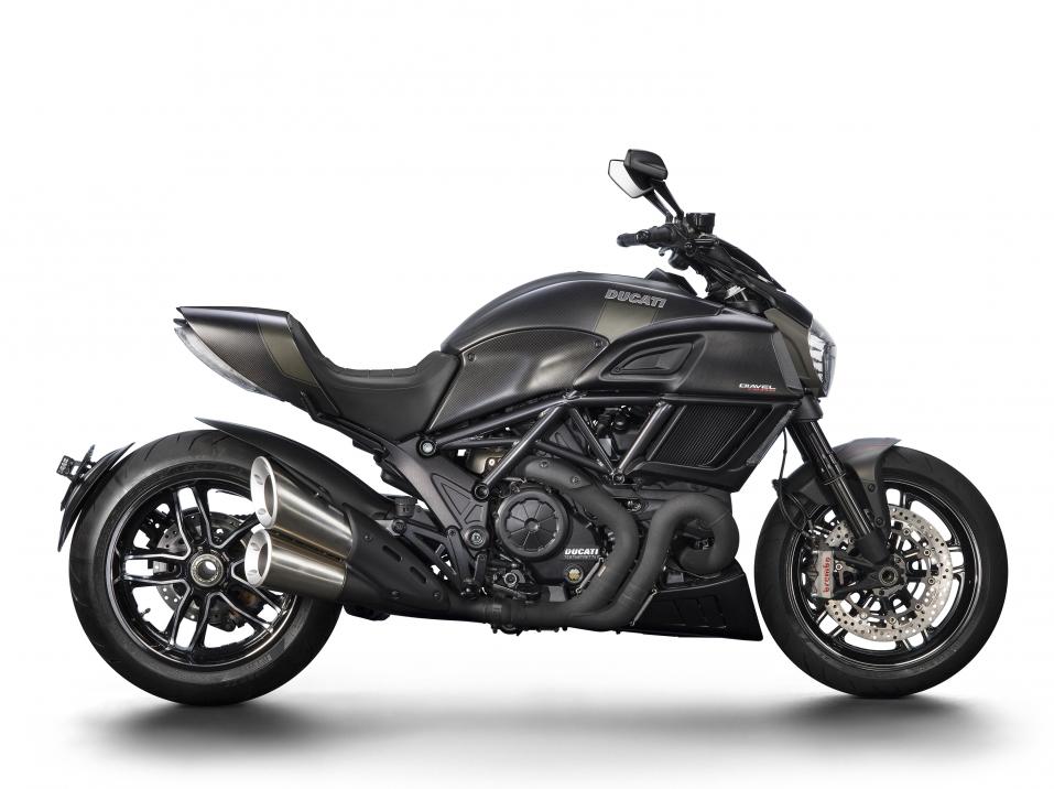 Ducati Diavel Carbon vuosimallia 2016.