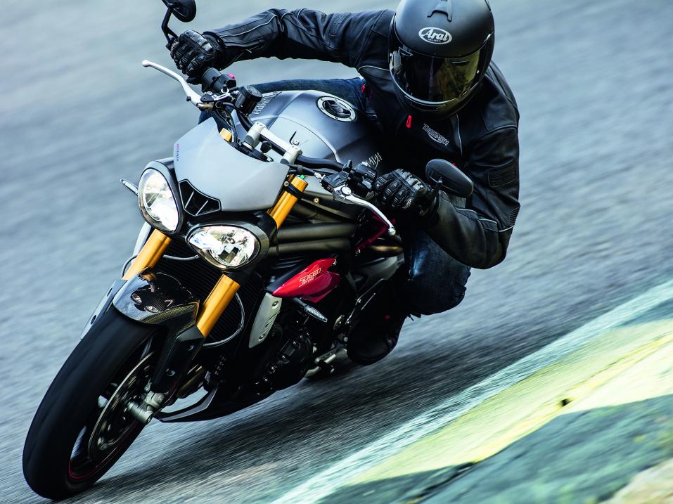 Triumph Speed Triple R vuosimallia 2016.