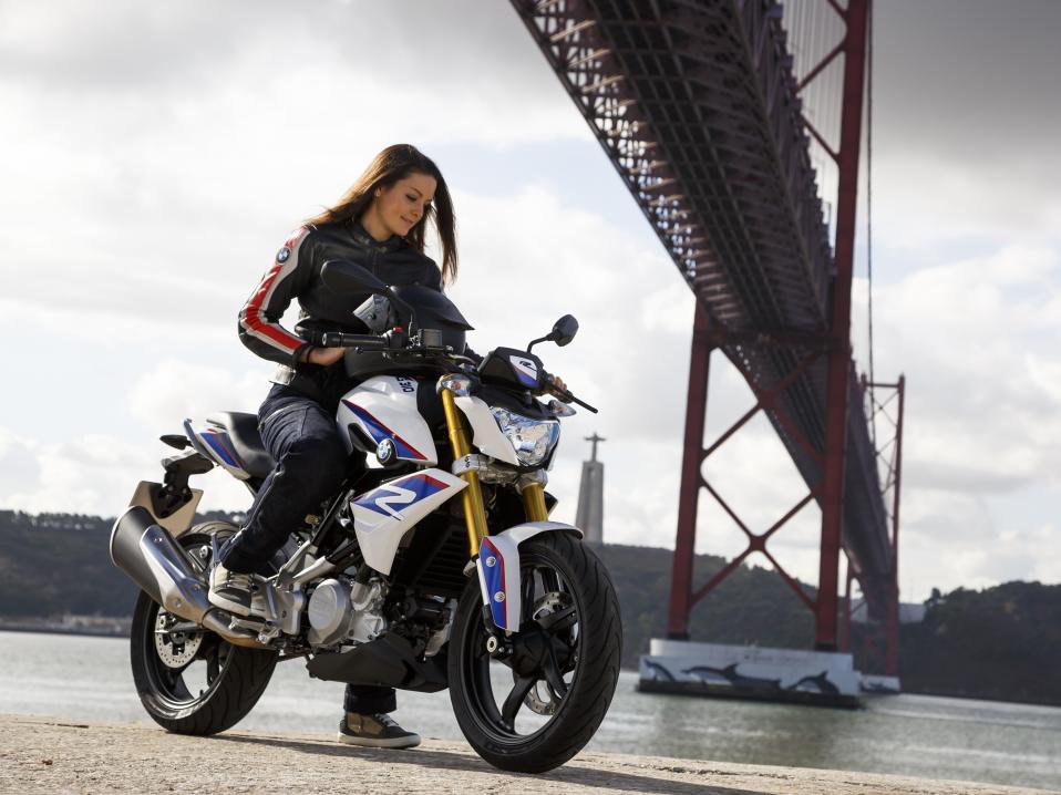 BMW G 310 R vuosimallia 2016.