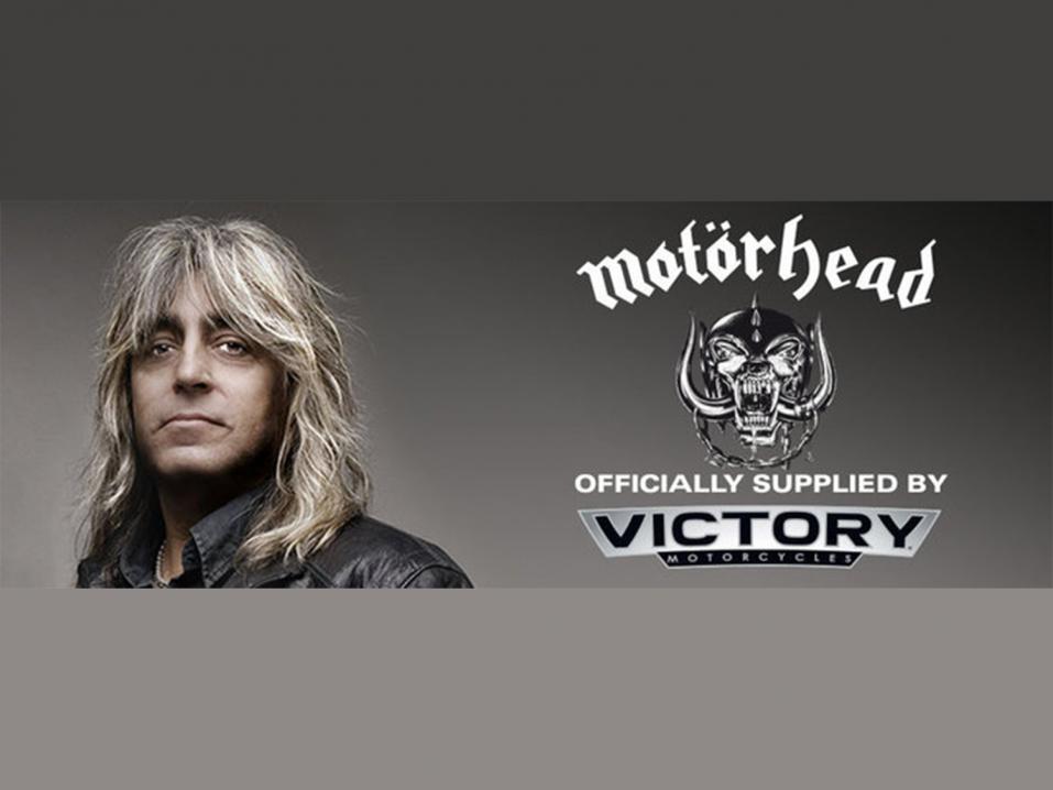 Motörheadin Mikkey Dee esittelee MP-Messuilla Victoryn osastolla oman kustomoidun High-Ball-Victorynsä.