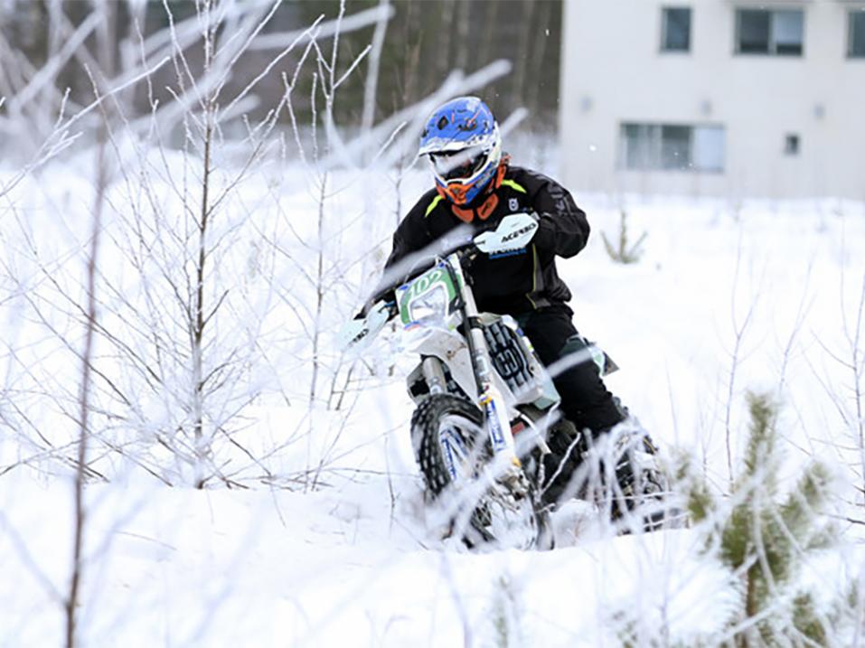 Kuva kauden ensimmäisestä Enduron nuorten luokan SM-osakilpailusta Jämsästä. Kuva Marko Vihriä.