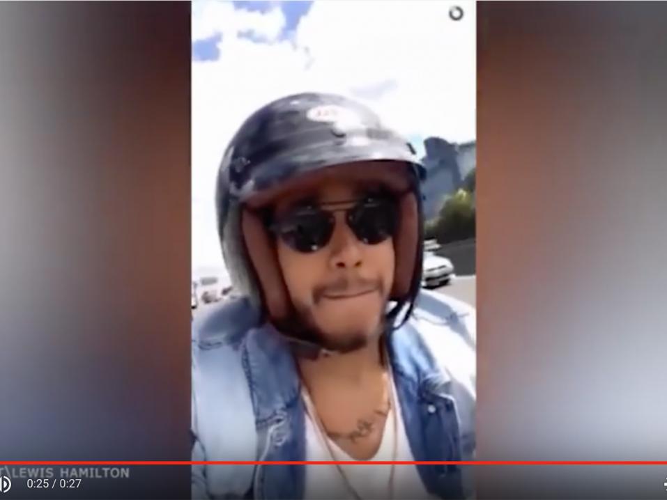 Ruutukaappaus formulatähti Lewis Hamiltonin kuvaamasta selfievideosta.