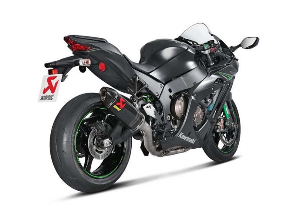 Kawasaki ZX-10R Akrapovičin putkella.