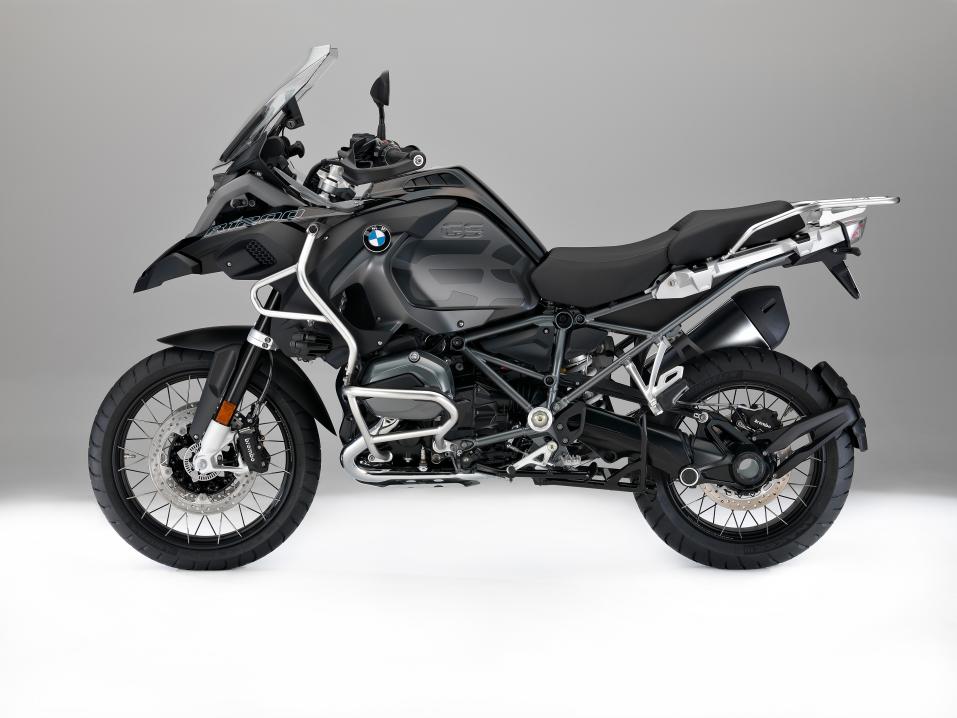 BMW R 1200 GS Adventure vm 2017 Triple Black -värityksellä.