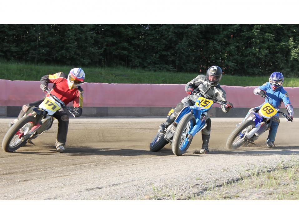 Seinäjoen Moottorikerhon Herman Kenkkilä, Mikko Koskinen sekä Janne Rantala suuntaavat viikonlopuksi kisaamaan maailman parhaimmistoa vastaan FIM Flat Track Cupin ensimmäiseen osakilpailuun. Kuva Heini Antila.