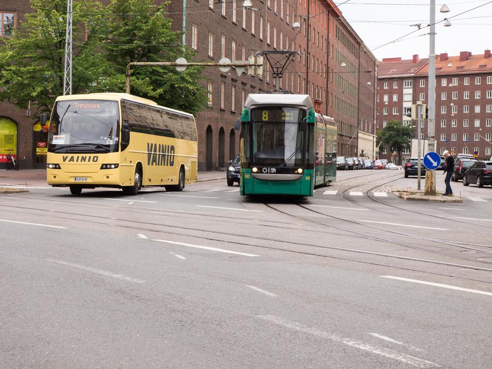 Bussikaistojen äytön salliminen myös moottoripyörille lisäisi liikenteen sujuvuutta varsinkin ruuhka-aikaan, ja helpottaisi työmatka-autoilijoidenkin elämää.