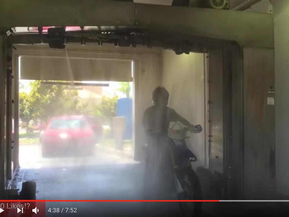 Mies ja moottoripyörä autonpesuautomaattissa, miten siinä käy?