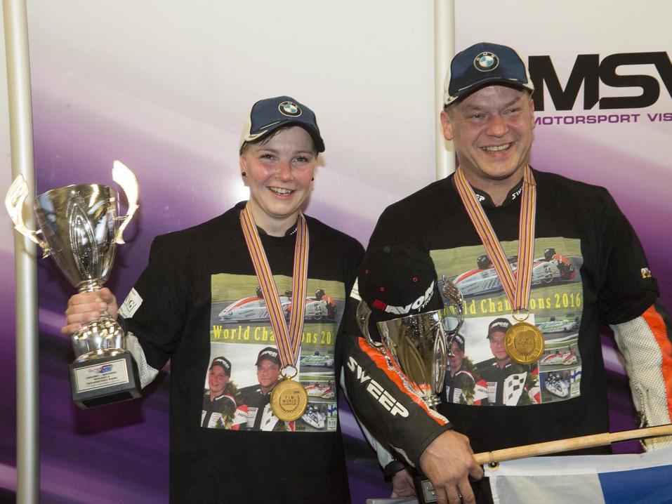 Pekka Päivärinta/Kirsi Kainulainen on uusi ratamoottoripyöräilyn sivuvaunujen maailmanmestari. Kuva Tuomo Seppänen.