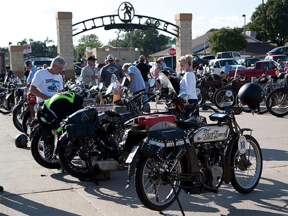 Motorcycle Cannonball Rally of the Century Dodge Cityssä.
