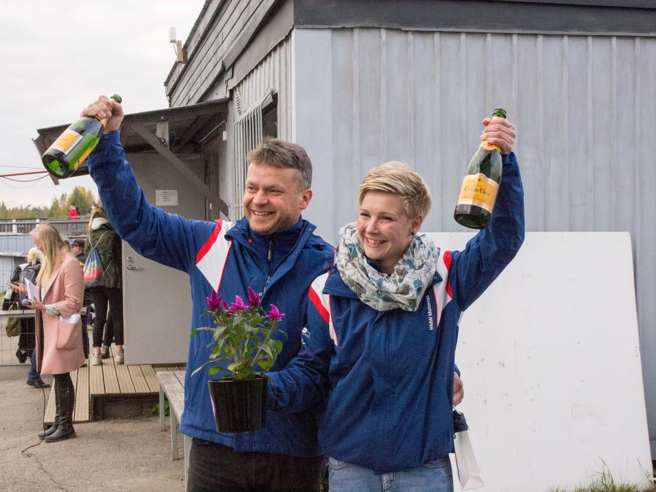Pekka Päivärinta ja Kirsi Kainulainen saapuivat lähes suoraan MM-kahinoista Hyvinkään vauhtipuistoon.