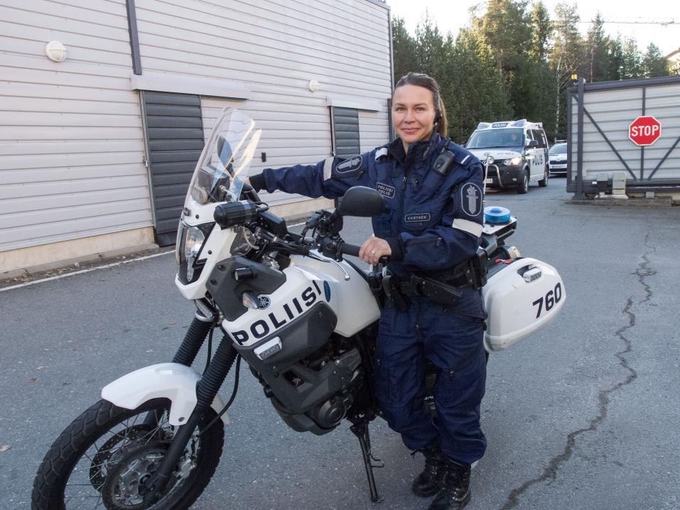 Kokkolan poliisissa työskentelevä Minna Kastrén ja työkalu, Yamahan XT600Z Tenere.