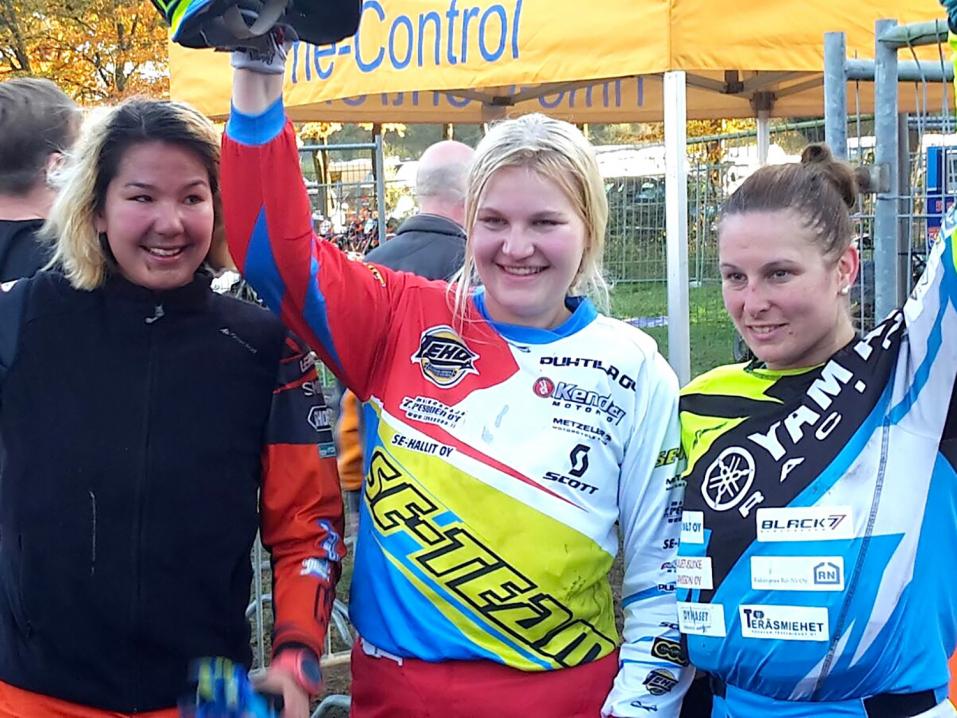 Vasemmalta: Jennifer Siekkinen, Annamaria Karikuusi ja Marita Nyqvist toivat Suomeen enduron Euroopan mestaruuden. Kuva: Arto Rintala.
