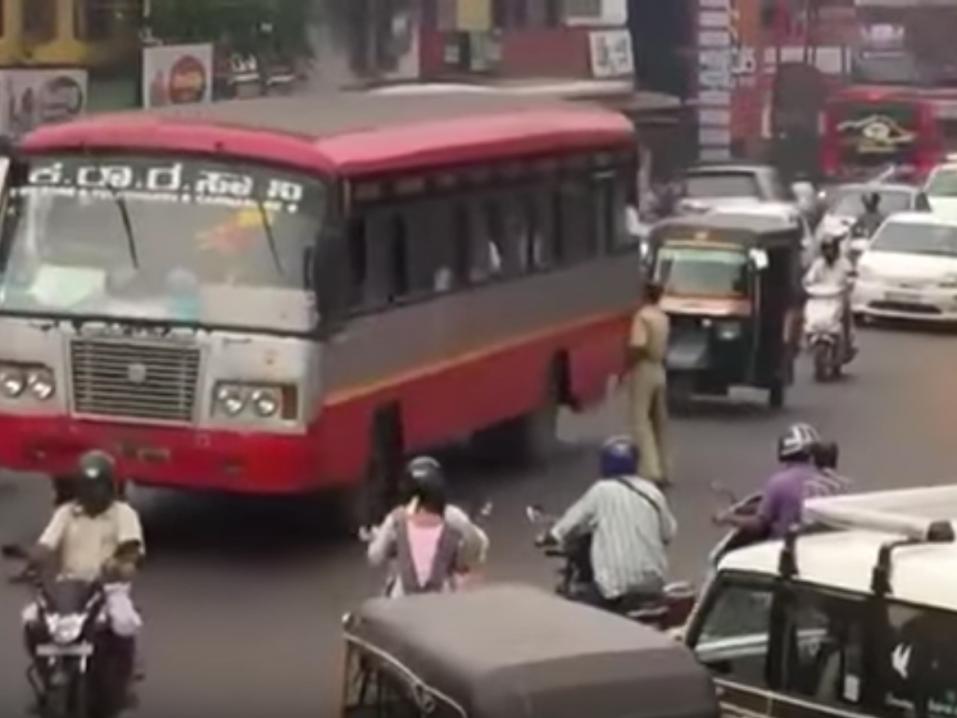 Liikennepoliisi vauhdissa intialaisessa kaupungissa.
