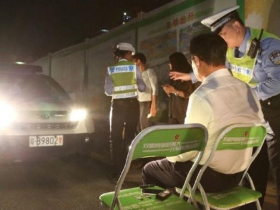 Poliisi antaa valohoitoa pitkien valojen väärinkäyttäjälle Kiinassa.