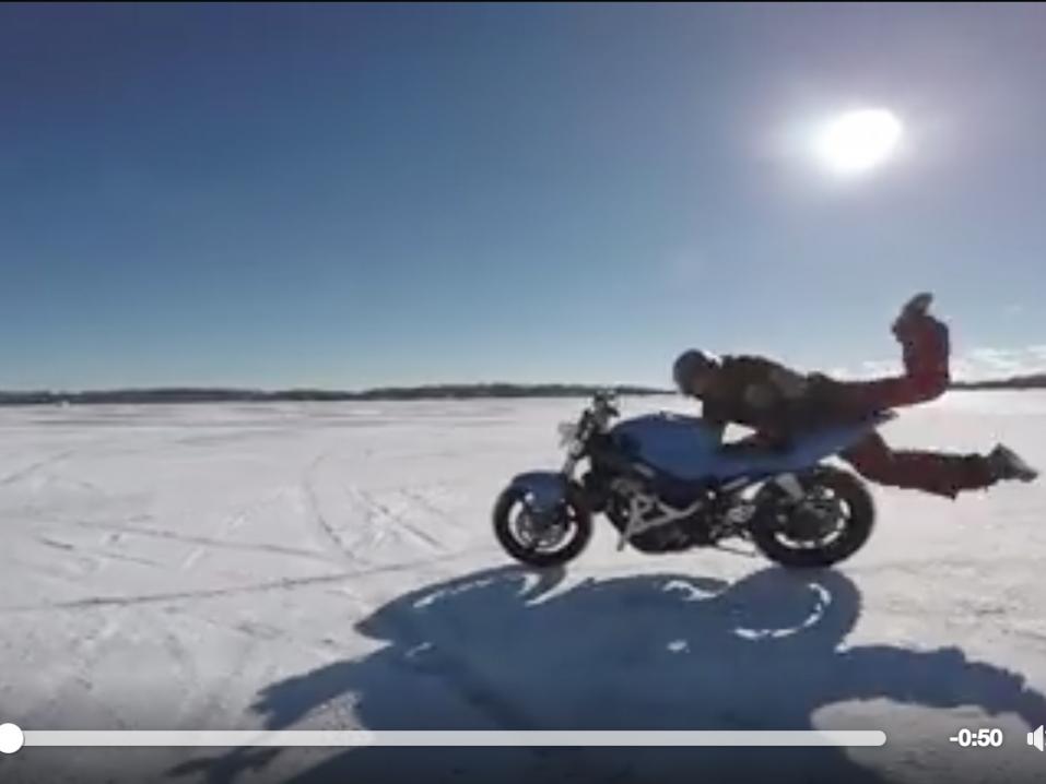 Tiedossa on pitkä kiinnijuoksu, kun moottoripyörä karkaa järvenjäällä.