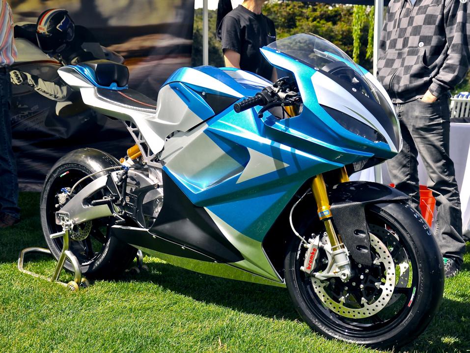 Ensimmäinen Lightning-moottoripyörä toimitettiin asiakkaalle maaliskuussa 2015.
