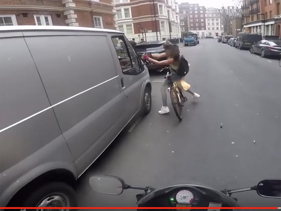 Kuvassa seksistisen herjojen kohteeksi joutunut pyöräilijätyttö repii / on repivinään auton sivupeiliä irti. Totta vai ei?