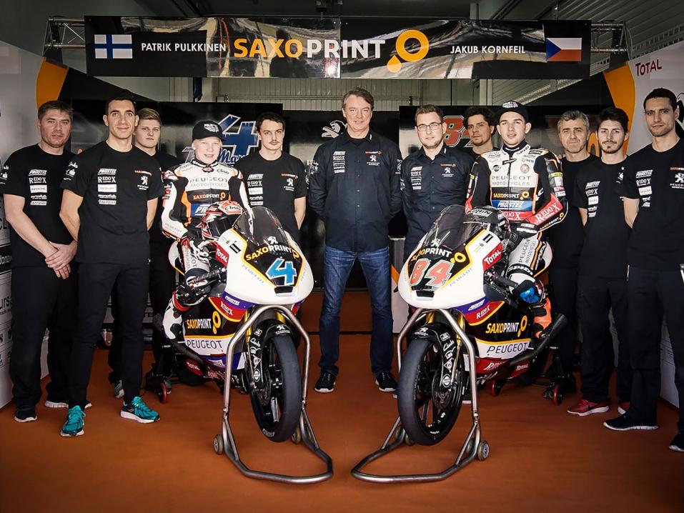 Patrik Pulkkinen (vasemman pyörän päällä) on tyytyväinen siihen, miten yhteistyö uuden tiimin kanssa on startannut. Kuva: Peugeot MC Saxoprint.