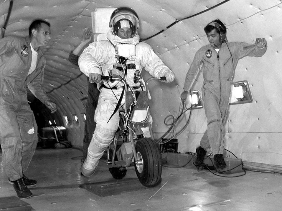Apollon Kuumoottoripyörä matalan painovoimakentän testissä. Koeajajana toimii John B. Slight  KC-135-lentokoneen kyydissä elokuussa 1969.