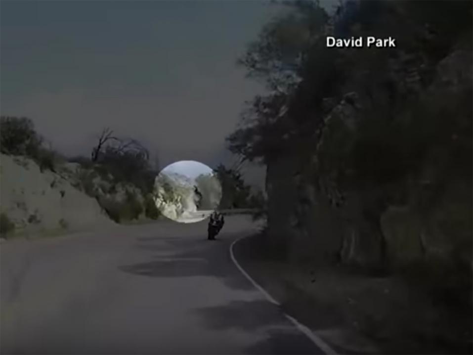 Oheisessa kuvassa moottoripyöräilijä paiskautuu yli tienkaiteen ja alas kalliolta.