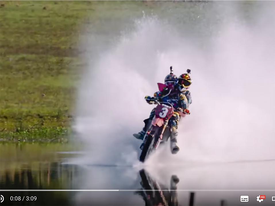 Travis Pastrana moottoripyörineen veden päällä.