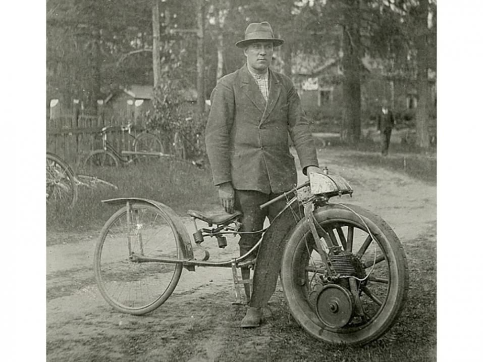 Kuvassa Ilmari Niemi itse tekemänsä patentoidun moottoripyörän kera.
