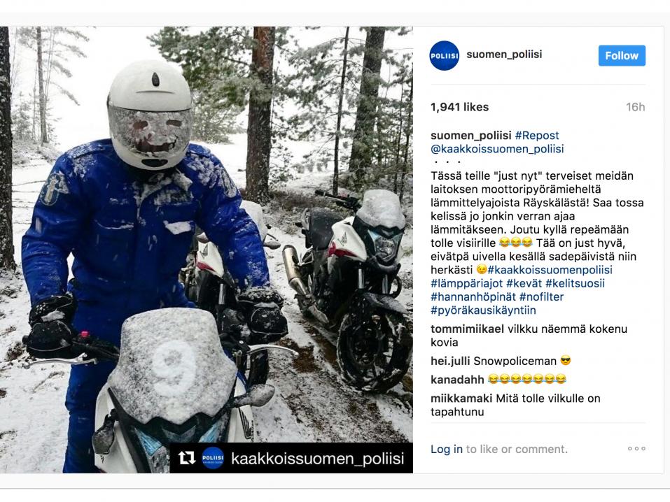Ajava lumiukko-moottoripyöräpoliisi.
