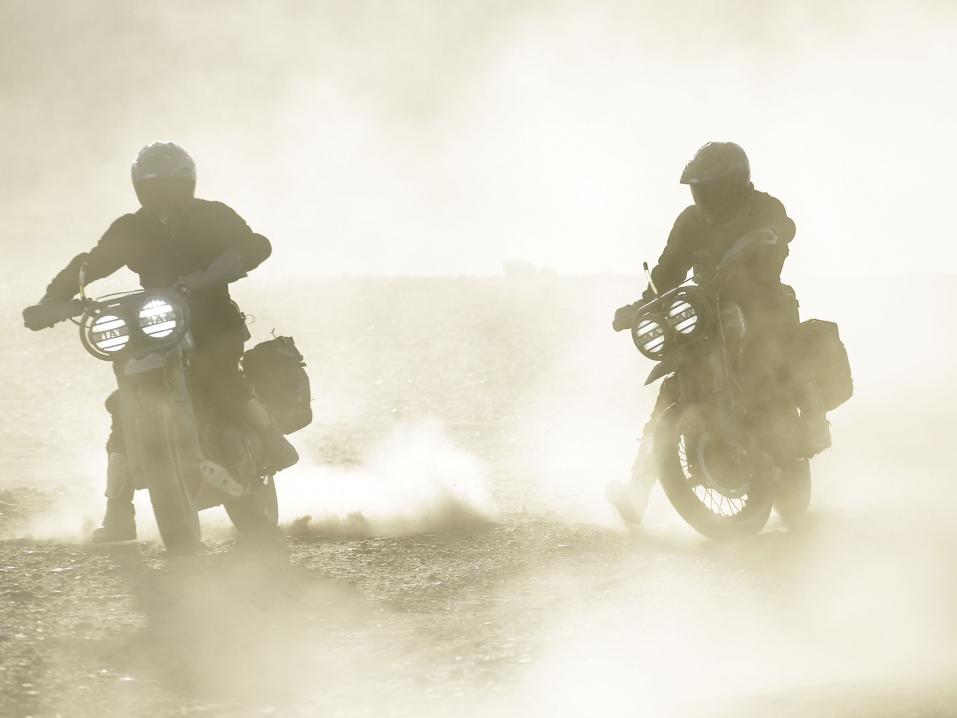 El Solitarion Desert Wolvesille rakentamat offroad Harley-Davidson 1200 Roadsterit aavikolla. Kuva otettu Marokossa.