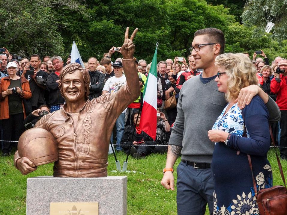 Soili Karme viime kesänä Jarno Saarisen patsaan paljastustilaisuudessa Turussa vierellään patsaan veistänyt Elia Alunni Tullini.