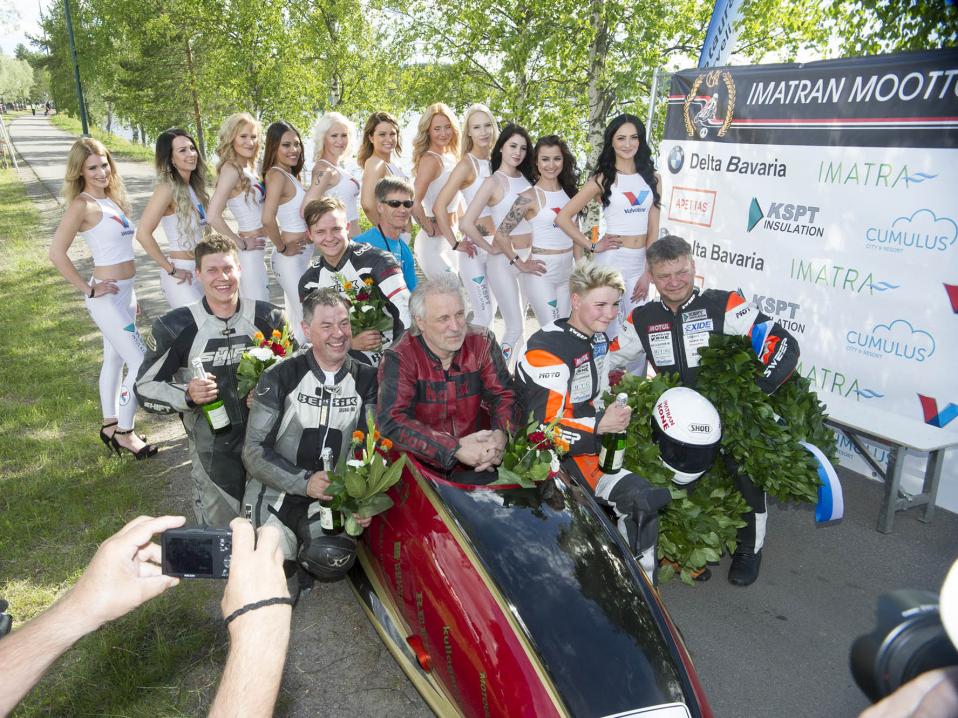 Hyvä suomalaismenestys sivuvaunujen kilpailuissa sai kisatytöt ja kilpailun sihteerin Juha Suikkarin hymyilemään.