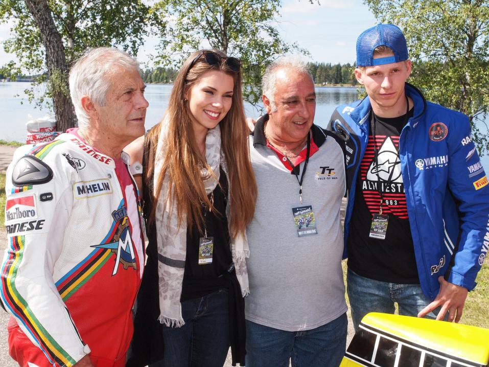 Kuvassa vasemmalta: Giacomo Agostini, Viivi Pumpanen, Agostinin elämäkerran kirjoittaja Arnold Wittenberg ja Niki Tuuli.