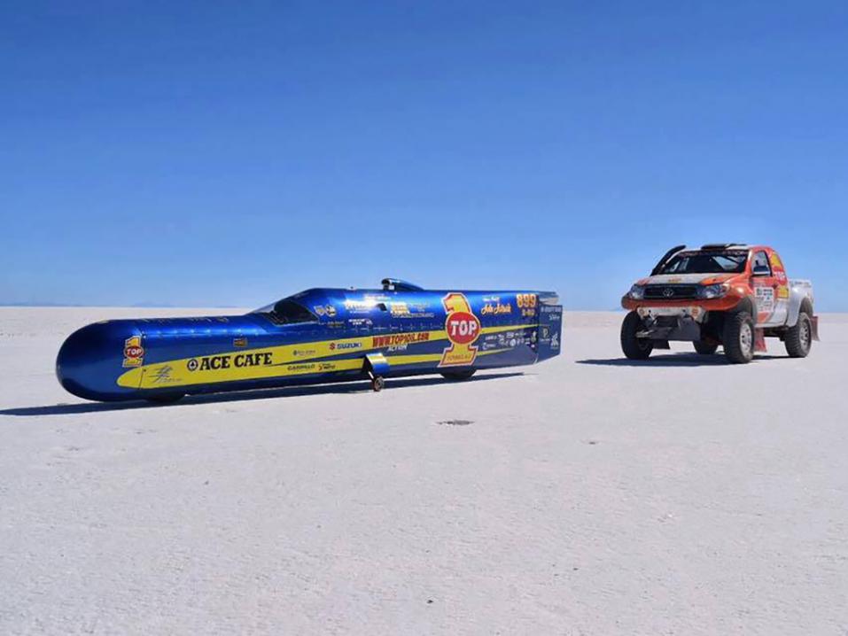 Top 1 Attack Team Boliviassa Salar de Uyunissa, maailman suurimmalla suola-aavikolla.
