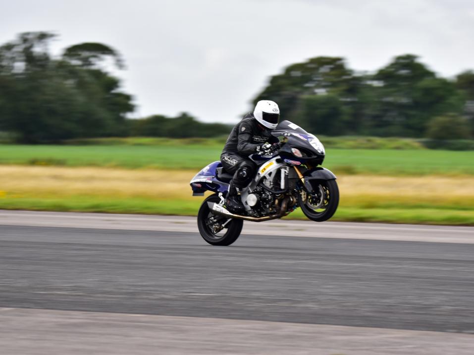 <p>Ted Brady Straighliners Motorcycle World Wheelie Championship -kisassa Elvingtonin lentokentällä Englannissa elokuussa 2017. Kuva John Bearby.</p>