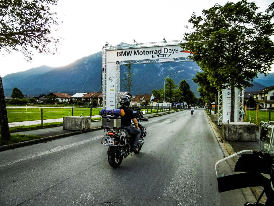 Ken tästä portista ajoi, pääsi BMW:n 2017 -päiville Garmisch-Partenkirchenissä.