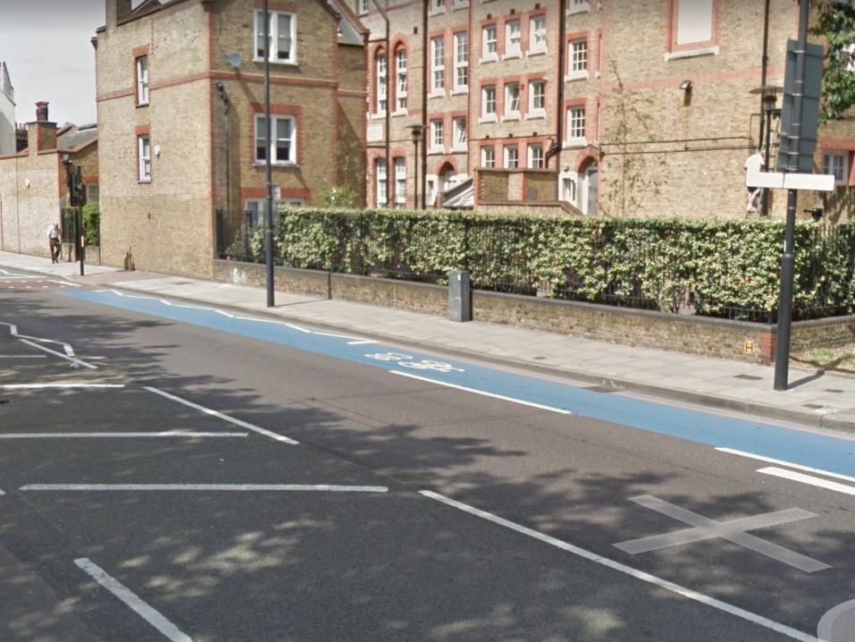 Kuvassa näkyy sinisenä Lontoossa merkityt pyöräilylle varatut kaistat. Kuva Battersea Park Roadilta. Kuva Google.