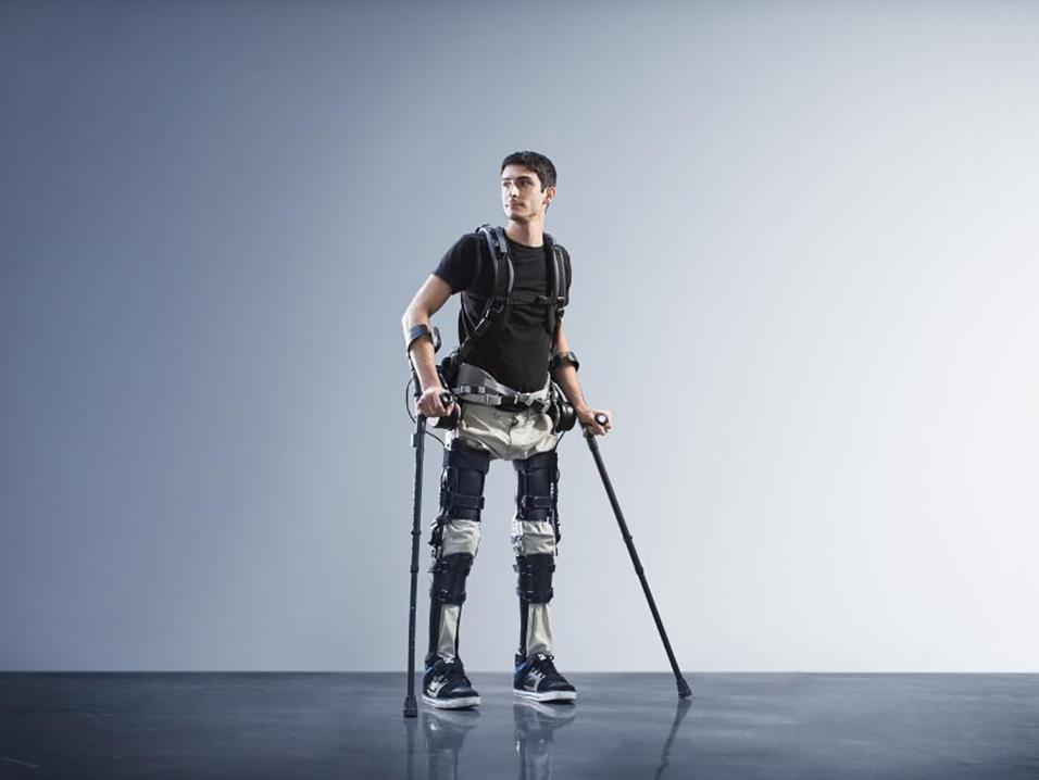 SuitX:n valmistama Phoenix-eksoskeleton, robottitukiranka. Kuvassa ei ole Andrei Khalip, vaan joku muu.