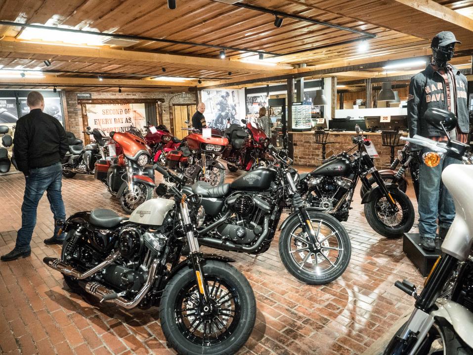 RM Heinon Harley-Davidson Helsinki -myymälän sisustus on Harley-Davidsonin standardien mukainen.